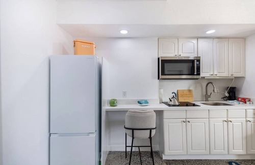Jog Road Bed & Breakfast | Relax in a Beachfront Retreat with Family-Friendly Amenities