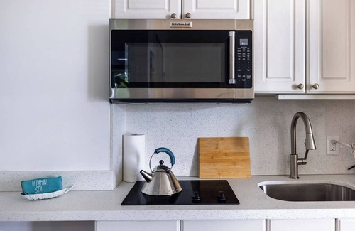 Jog Road Bed & Breakfast | Relax in a Beachfront Retreat with Family-Friendly Amenities