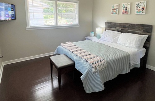 New Castle House | Stay @ The Orchid - Remodeled & 13 Minutes to DT