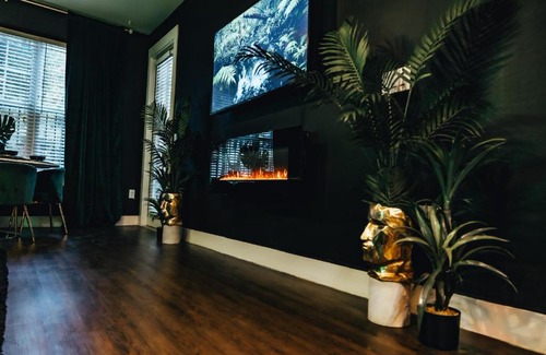 Oak Lawn Apartment | Explore Stay Wild Designer King Suite in Uptown Dallas