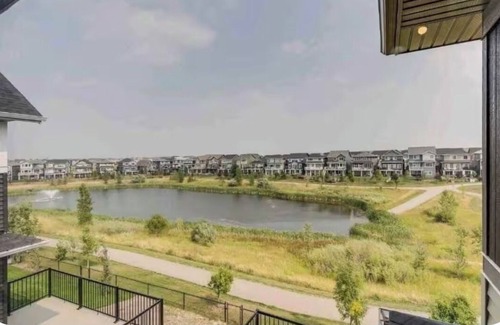 Airdrie House | Stay with host in a Pond View House 5 minutes from Calgary