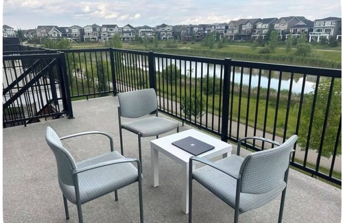 Airdrie House | Stay with host in a Pond View House 5 minutes from Calgary
