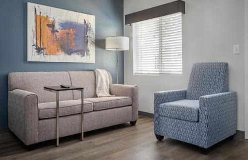 Dothan Hotel | Comfortable Stay at stayAPT Suites Dothan - Pet Friendly!