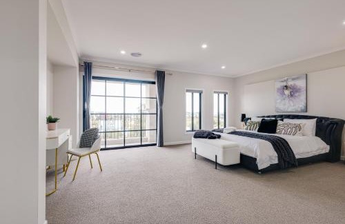 Mambourin House | Discover StayAU: 6BR Urban Home with Pool Table & Amenities
