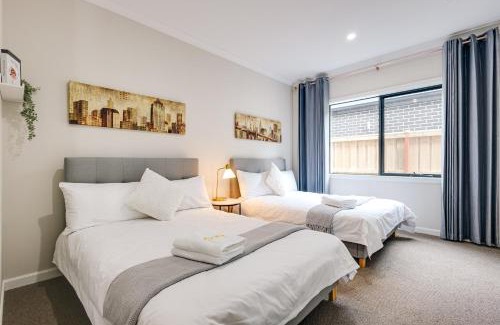 Mambourin House | Discover StayAU: 6BR Urban Home with Pool Table & Amenities