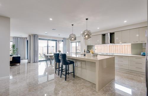 Mambourin House | Discover StayAU: 6BR Urban Home with Pool Table & Amenities