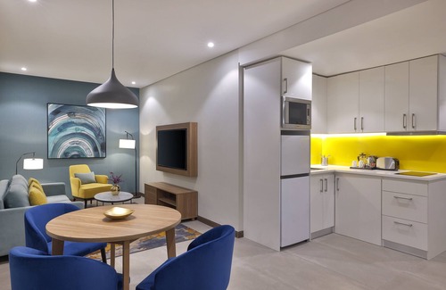 Al Ulaya Hotel | Guest Rated Staybridge Suites Al Khobar City with Pool & Breakfast