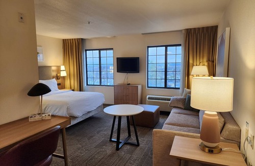 Allentown Hotel | Comfortable Staybridge Suites near Bethlehem Airport