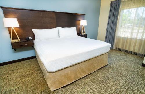 Corona Hotel | Pet-Friendly Staybridge Suites Corona South with Pool Access