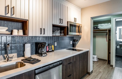 Dallas Hotel | Comfortable Staybridge Suites Dallas Market Ctr with Pool