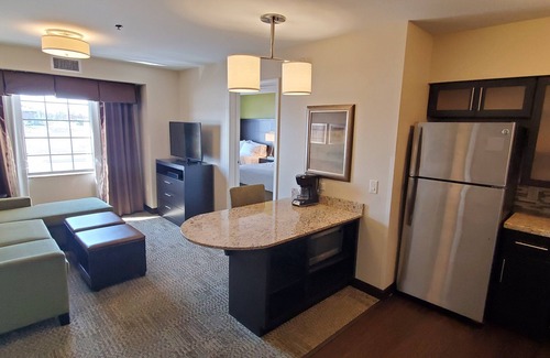 Altoona Hotel | Guest Rated 9.4: Staybridge Suites Eau Claire with Pool & Spa
