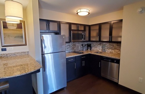 Altoona Hotel | Guest Rated 9.4: Staybridge Suites Eau Claire with Pool & Spa