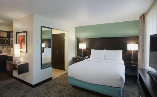 Fayetteville Hotel | Pet-Friendly Staybridge Suites Fayetteville with Ocean Views