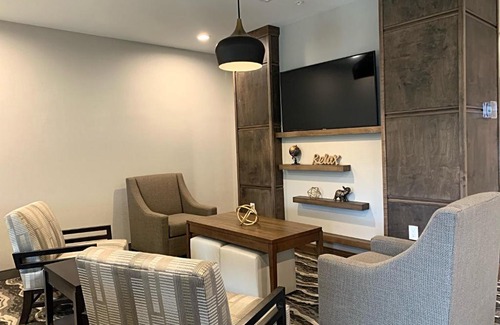 Florence Hotel | Pet-Friendly Staybridge Suites Florence with Pool & Kitchen