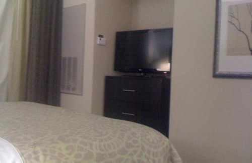 The Fountains Hotel | Pet-Friendly Staybridge Suites Houston Stafford with Pool Access