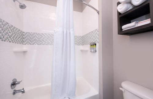 Lake Charles Hotel | Cozy Staybridge Suites - Lake Charles with Oceanfront Views