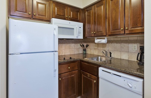 Okemos Hotel | Top-Rated Staybridge Suites Lansing with Pool & Kitchen