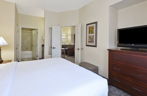 Okemos Hotel | Top-Rated Staybridge Suites Lansing with Pool & Kitchen