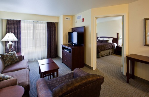 Okemos Hotel | Top-Rated Staybridge Suites Lansing with Pool & Kitchen