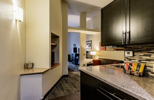 Laredo Hotel | Relax at Staybridge Suites Laredo Airport with Great Amenities