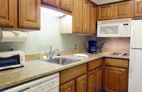 Shearer Hills - Ridgeview Hotel | Comfortable Staybridge Suites San Antonio Airport: Pet-Friendly Retreat