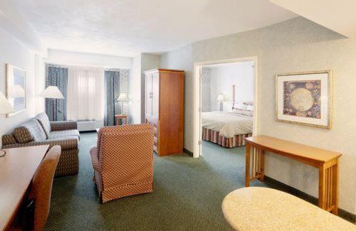 Shearer Hills - Ridgeview Hotel | Comfortable Staybridge Suites San Antonio Airport: Pet-Friendly Retreat