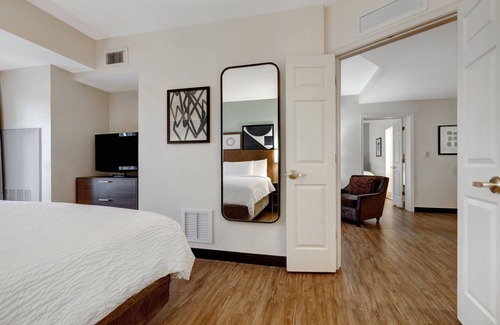 Tallahassee Hotel | Premier Staybridge Suites Tallahassee with Pool & Spa