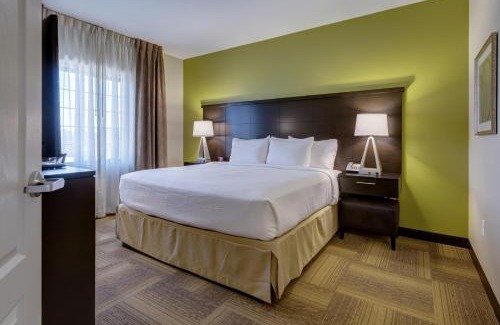 Maryland Heights Hotel | Pet-Friendly Staybridge Suites St Louis with Pool & Kitchen