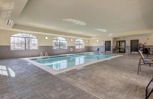 Maryland Heights Hotel | Pet-Friendly Staybridge Suites St Louis with Pool & Kitchen