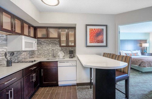 Christiana Hotel | Ideal Staybridge Suites Wilmington-Newark with Pool & Breakfast