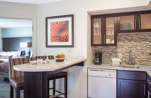 Christiana Hotel | Ideal Staybridge Suites Wilmington-Newark with Pool & Breakfast
