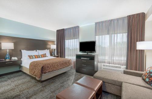 Christiana Hotel | Pet-Friendly Staybridge Suites Wilmington-Newark with Pool