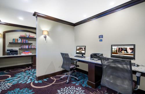 Christiana Hotel | Pet-Friendly Staybridge Suites Wilmington-Newark with Pool