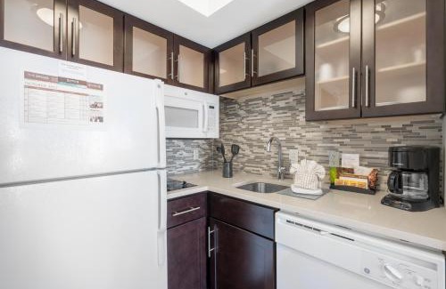 Christiana Hotel | Pet-Friendly Staybridge Suites Wilmington-Newark with Pool