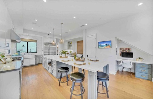 Huntington Beach House | Idyllic Nalu House: Beach Steps, Pool & Hot Tub Awaits