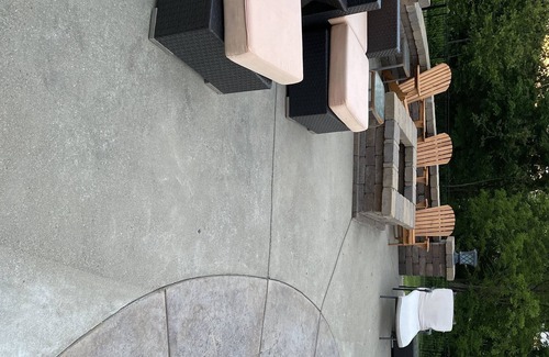 Floyds Knobs House | Staycation with 5 bedrooms and heated pool and hot tub