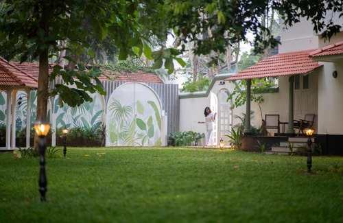 Kozhikode Resort | Relax at Staydium Bungalow Resort with Pool & Breakfast
