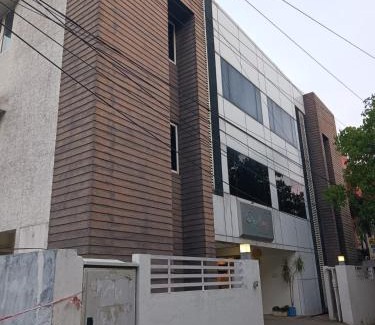 Mylapore Tiruvallikk Apartment | Pet-Friendly StayEasy Tiruvanmiyur: Family Welcoming Retreat
