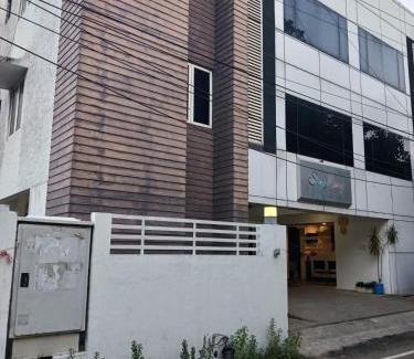 Mylapore Tiruvallikk Apartment | Pet-Friendly StayEasy Tiruvanmiyur: Family Welcoming Retreat