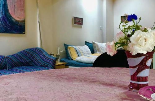 Teuven House | Artistic Retreat: Pet-Friendly Stay with Breakfast Included