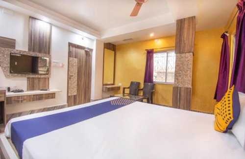 Rampur Hat Hotel | Child-Friendly STAYMAKER Rajeshwari Inn for Budget Travelers