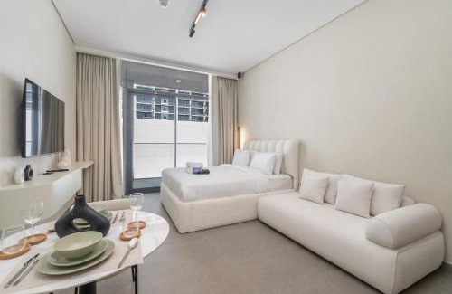 Jumeirah Village Circle Apartment | StayShort - Chic Studio in Oxford Terraces with Pool & Gym