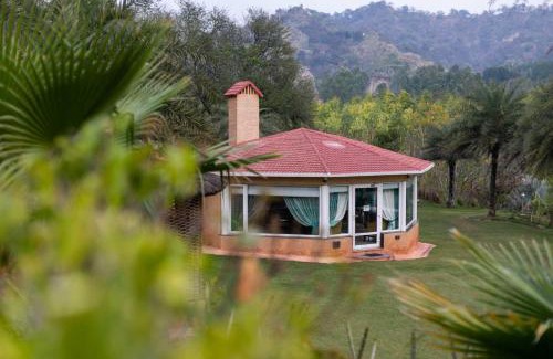 Kishangarh House | Relax at StayVista Brickwood Hill with Infinity Pool & Views