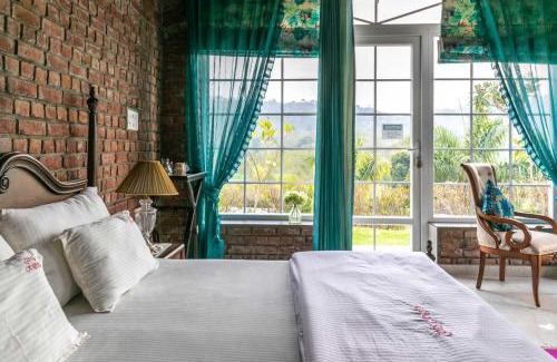 Kishangarh House | Relax at StayVista Brickwood Hill with Infinity Pool & Views