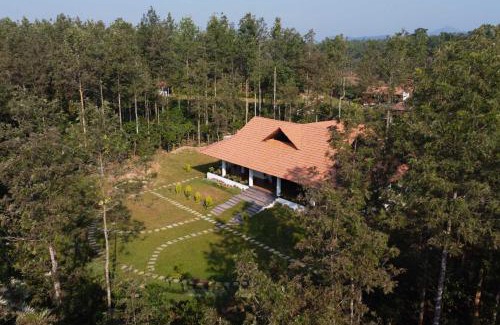Vastare Villa | Pet-Friendly Getaway at StayVista Cedar with Breakfast & Hot Tub