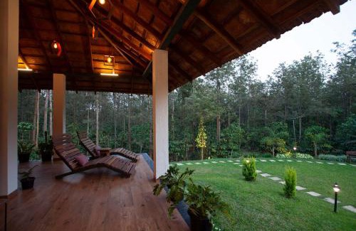 Vastare Villa | Pet-Friendly Getaway at StayVista Cedar with Breakfast & Hot Tub