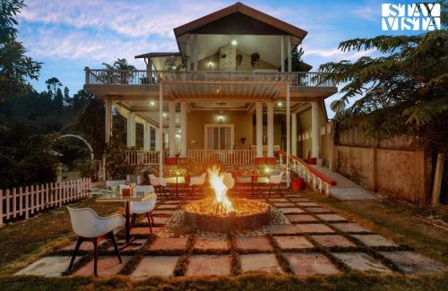 Bullawala Villa | Experience SilverSpring Cottage: Valley View & Bonfire Bliss