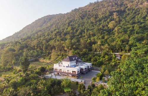 Irinjalakuda Villa | Indulge at StayVista's Springhills Villa & Ayurvedic Spa