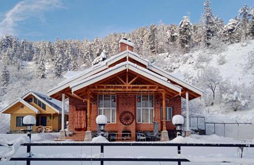 Srinagar Villa | Cozy StayVista at Suroor with Breakfast & Child-Friendly Amenities
