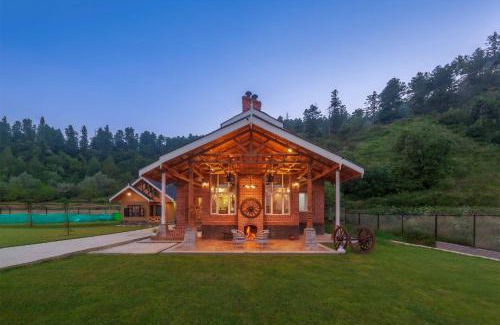 Srinagar Villa | Cozy StayVista at Suroor with Breakfast & Child-Friendly Amenities